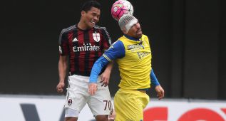 Carlos Bacca luchó contra los defensas del Chievo, pero no pudo marcar.
