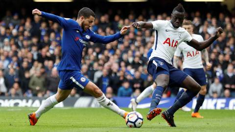 Eden Hazard y Dávinson Sánchez en la disputa por la pelota en el juego entre Chelsea y Tottenham por Premier League